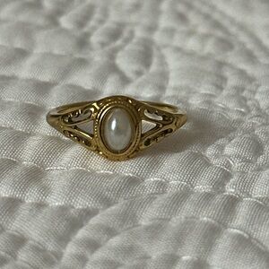 Vintage ring with pearl